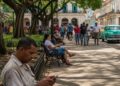 foto IA creada con Gemini, cubano navegando por internet cuba etecsa netguard datos moviles