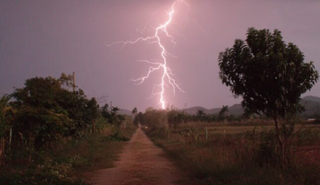 Descarga eléctrica mata a tres adolescentes en Cuba (imagen creada con IA de referencia)